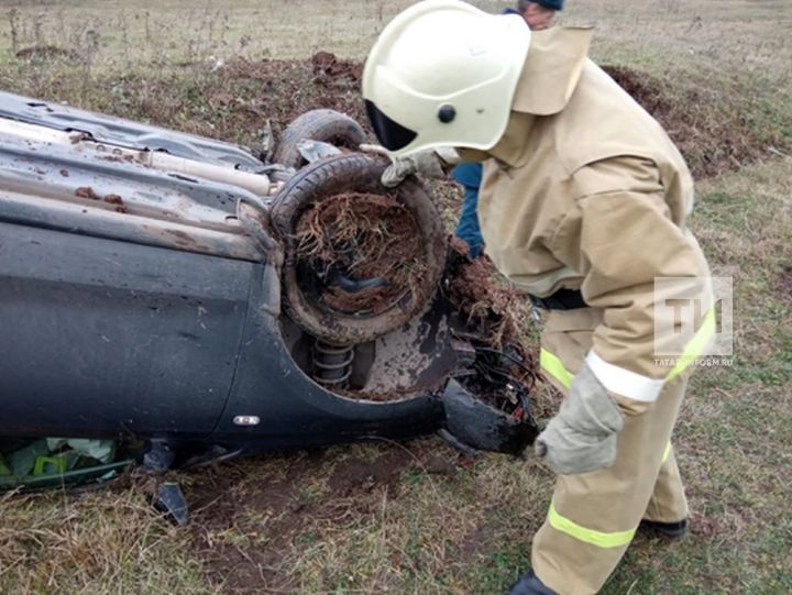 Авто с уснувшим водителем в Татарстане вылетело с дороги