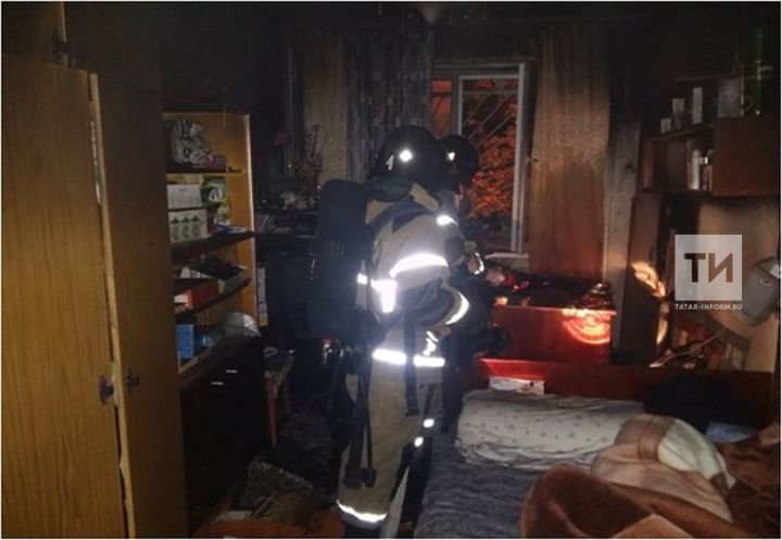 В Татарстане соседи спасли 77-летнюю женщину из загоревшейся квартиры