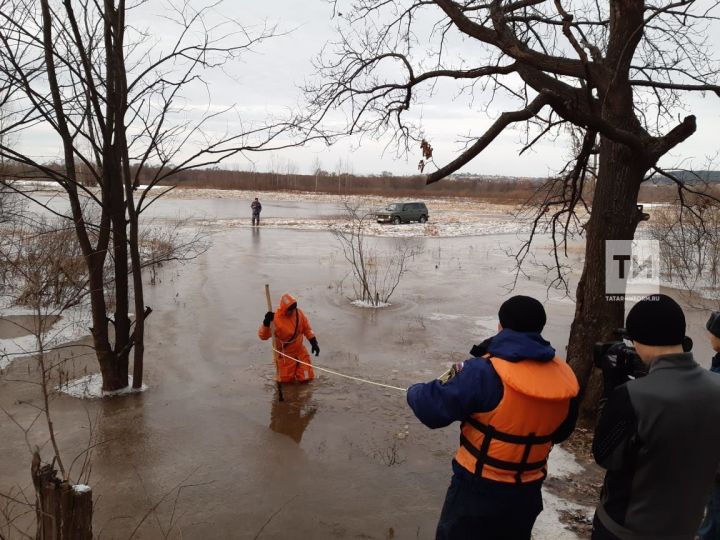 В Татарстане помогли рыбакам, чью машину ночью отрезало водой от берега