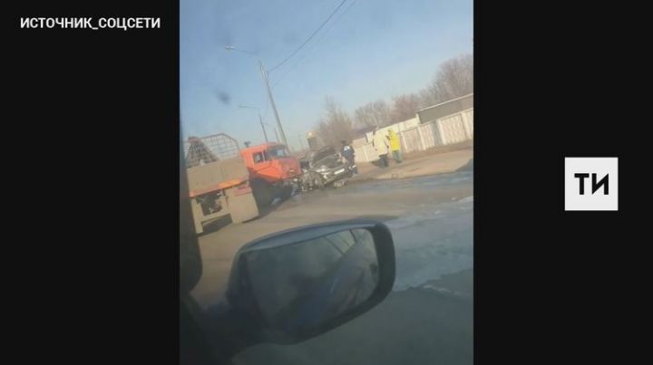 Смертельное ДТП в Татарстане: внедорожник влетел под «КАМАЗ» в Казани, пассажир иномарки погиб