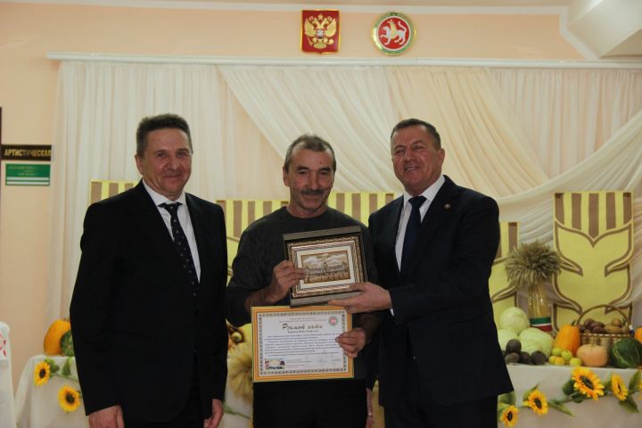 Благодарственными письмами ­Министерства сельского хозяйства и продовольствия Республики ­Татарстан