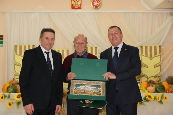 Почетными грамотами Министерства сельского хозяйства и продовольствия Республики Татарстан