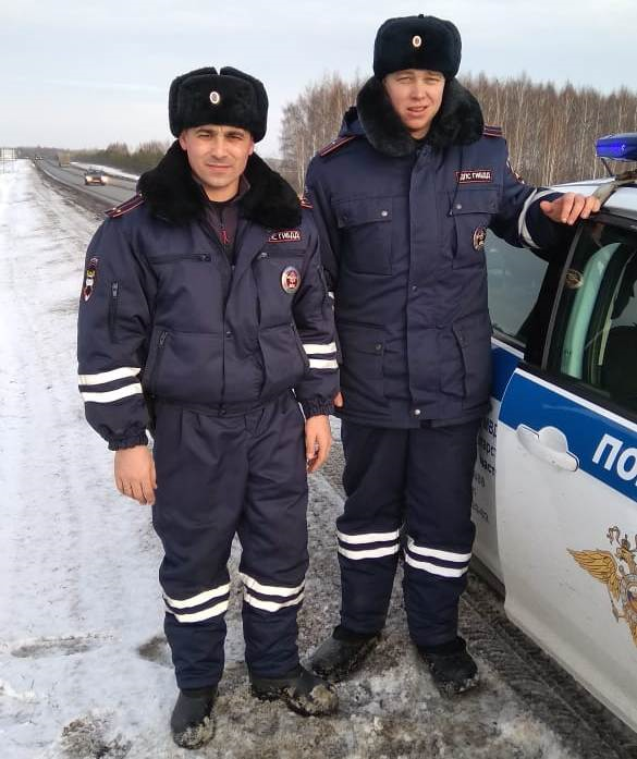 В Татарстане инспекторы ГИБДД пришли на помощь замерзающей на трассе семье