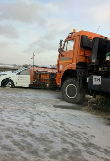 В Татарстане снегоуборочная машина протаранила такси