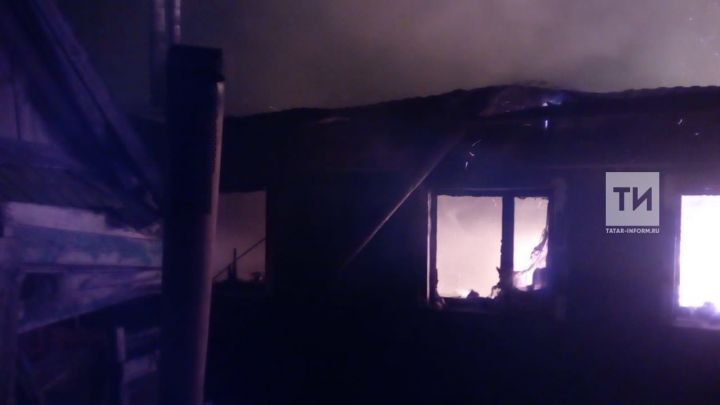 Ночью в Татарстане огонь полностью уничтожил два дома, погибла хозяйка одного из них