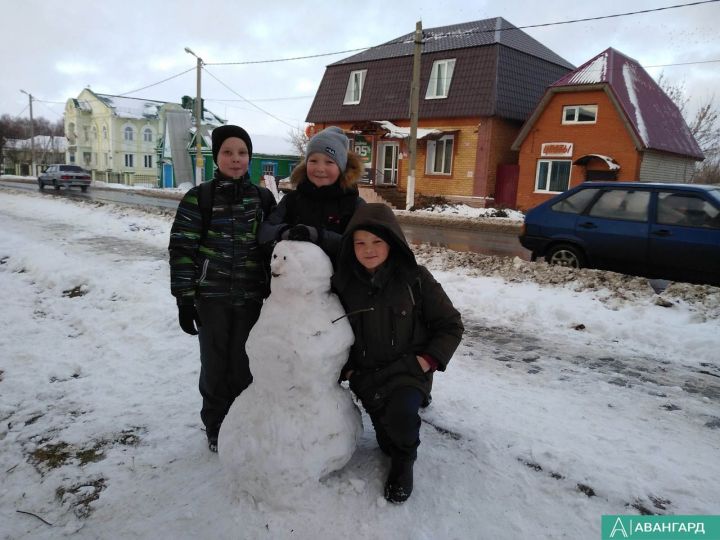 Дети ждут снега и праздника