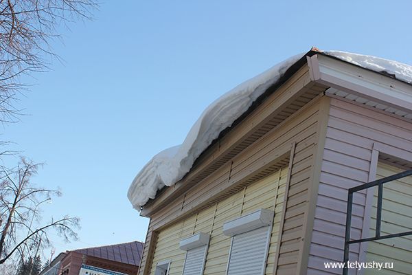 МЧС Татарстана предупреждает жителей республики об опасности схода снега и наледи с крыш