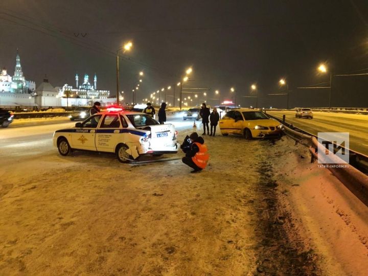 В центре Казани легковушка протаранила авто госавтоинспекторов, прибывших на место ДТП
