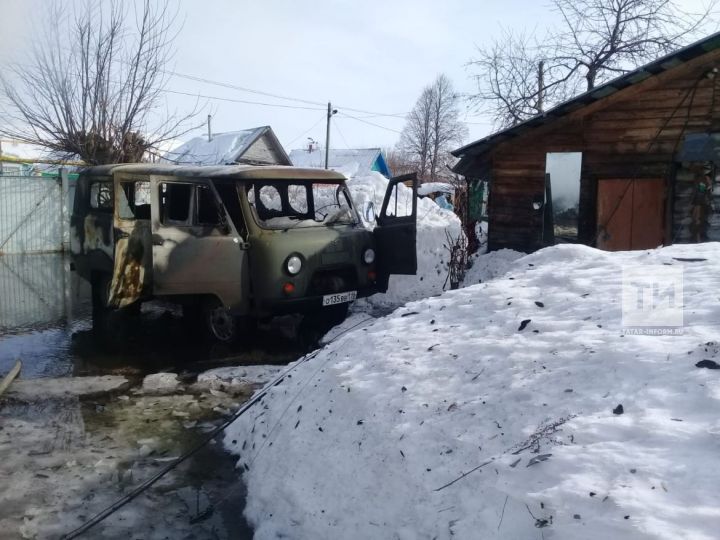 В Татарстане пожилой мужчина получил серьезные ожоги, пытаясь спасти от огня дом и авто
