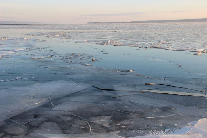 В Татарстане оштрафовали девять рыбаков, спасенных с оторвавшейся льдины на Каме