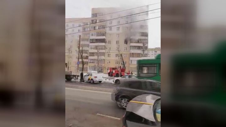 На видео попало, как пожарные через окно спасают мужчину из горящей квартиры