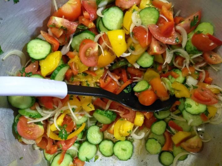 Рецепт: Салат из свежих овощей и сыра