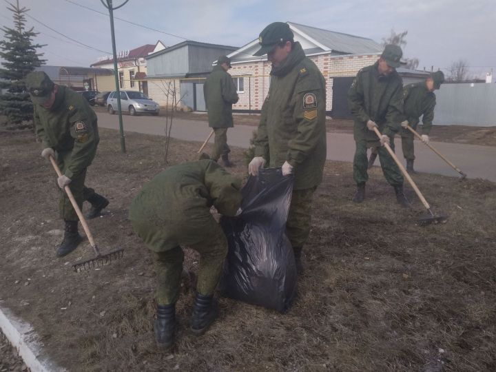 Тетюшские кадеты приняли участие в городском субботнике