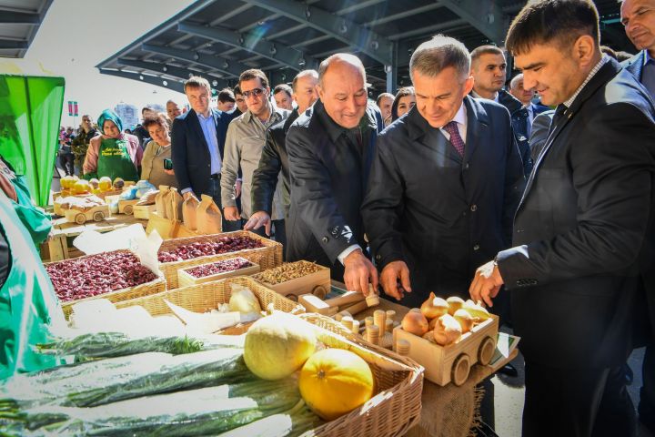 Президент Татарстана посетил ярмарку сельскохозяйственной продукции в Агропромышленном парке «Казань»