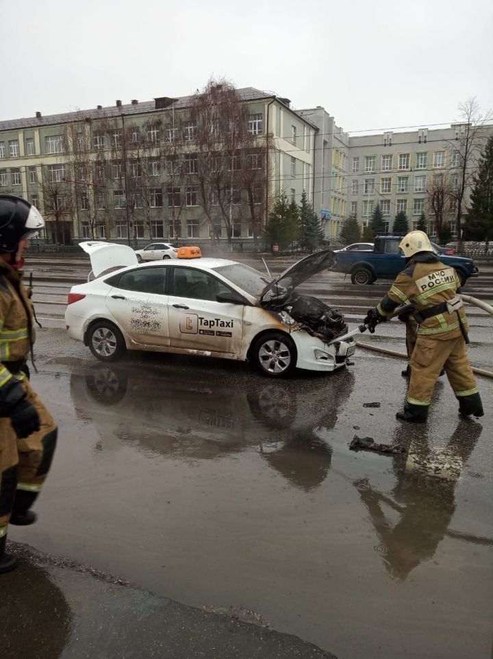 В центре Казани загорелся автомобиль «ТапТакси»