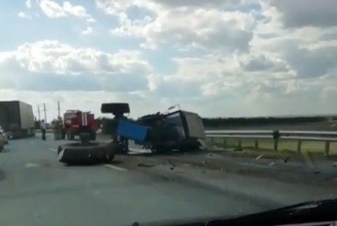 На видео попало, как на трассе М7 в Татарстане «ГАЗель» протаранила трактор и вылетела в отбойник