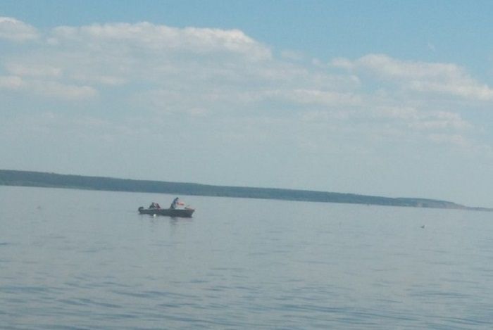 В Татарстане на Каме спасатели помогли рыбакам, чью лодку унесло течением