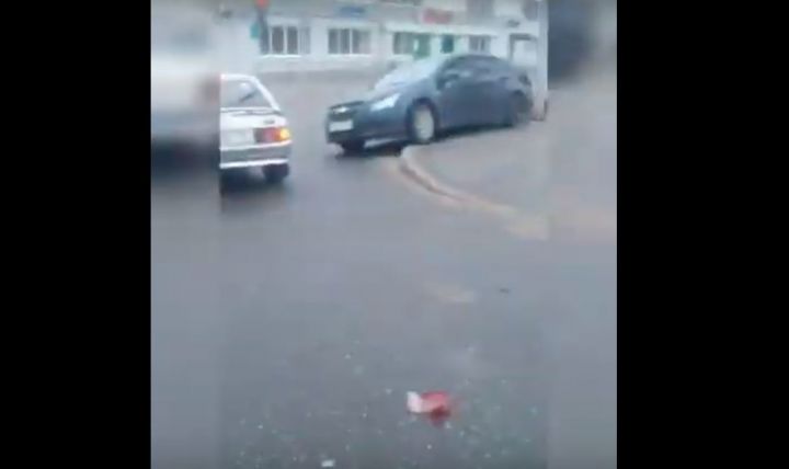 В ДТП в Татарстане после столкновения с автобусом иномарку откинуло в столб