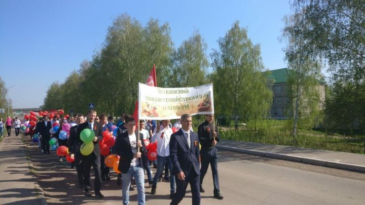 В праздничном шествии приняли участие  студенты и педагоги Тетюшского сельскохозяйственного техникума