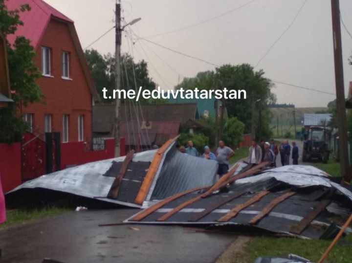 В Татарстане сильным порывом ветра сорвало кровлю с двух сараев
