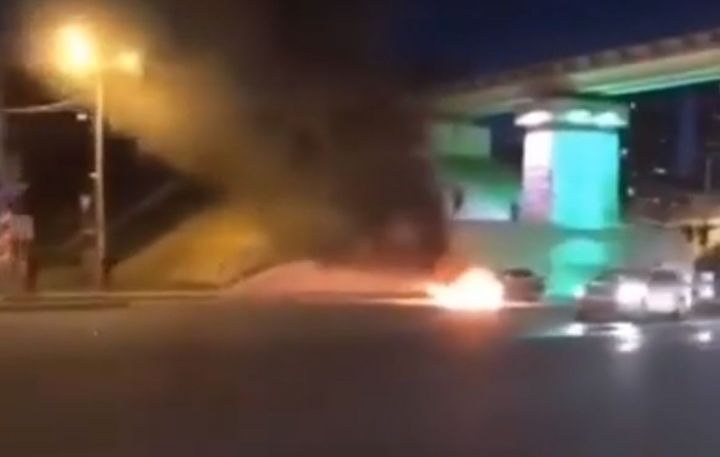 На видео попал загоревшийся на ходу автомобиль