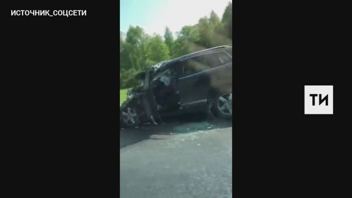 На видео попала смертельная авария на М7 в Татарстане, где внедорожник влетел в фуру