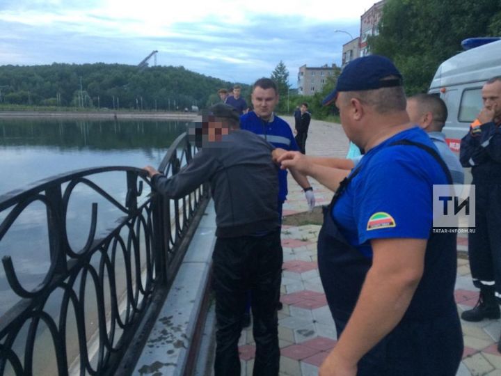В Татарстане спасли пьяного мужчину, который в одежде прыгнул в озеро