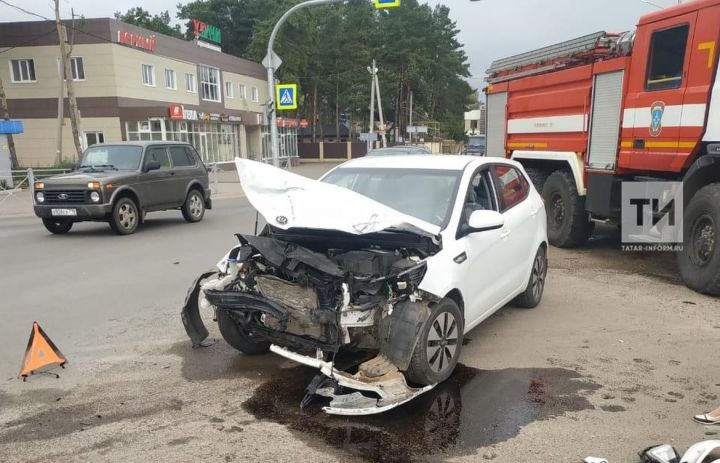 В Татарстане в лобовом столкновении двух иномарок пострадал один из водителей