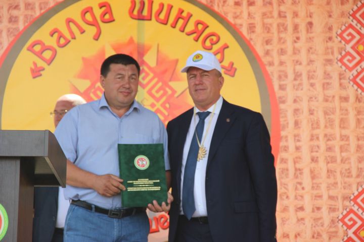 Почетной грамотой награжден директор Тетюшского автотранспортного предприятия