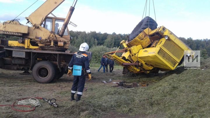 В Татарстане погиб водитель перевернувшегося трактора