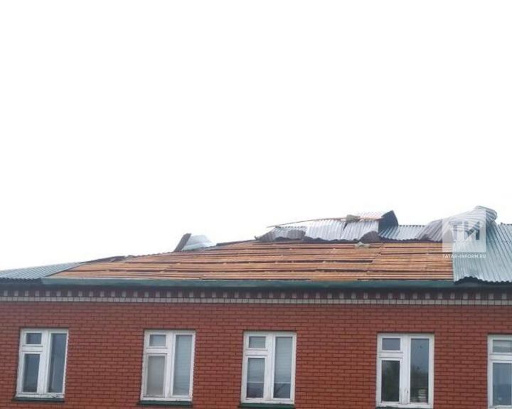 Сильным порывом ветра частично сорвало крышу со школы в Арском районе РТ