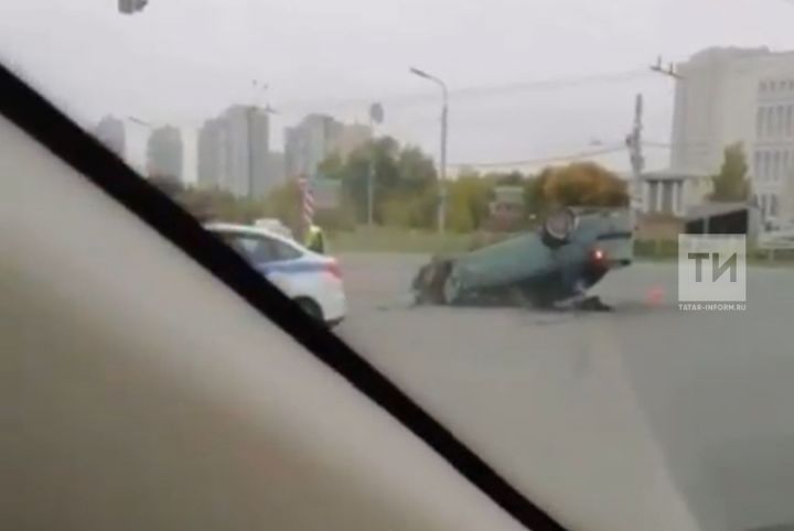 Рано утром в Казани иномарка на большой скорости снесла забор и перевернулась на крышу