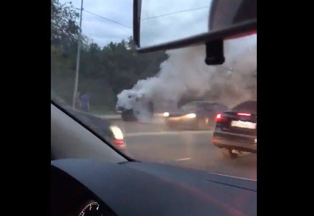 В Татарстане очевидцы сняли на видео охваченный огнем автомобиль