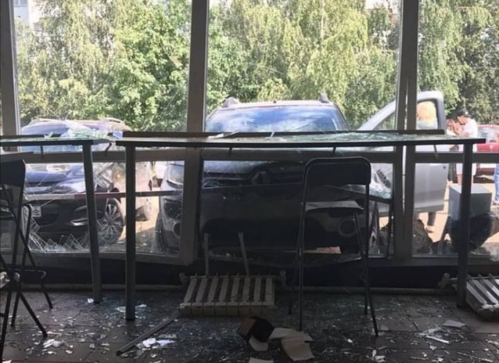 В Татарстане легковушка протаранила здание кафе