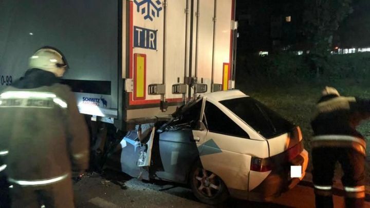 В Уфе полицейский за рулем авто влетел в фуру и погиб, ведя прямую трансляцию в Instagram