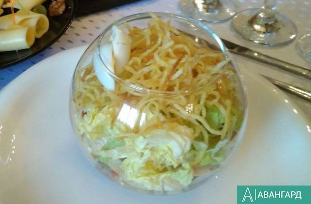 Рецепт: Салат из капусты с колбасой и зеленым горошком