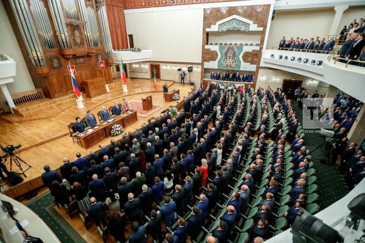 Ежегодное послание Госсовету РТ Рустам Минниханов начал с выступления на татарском языке