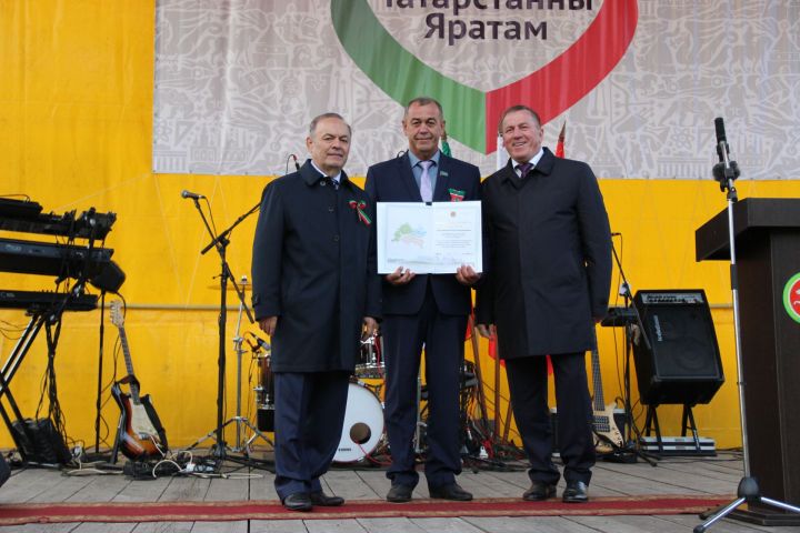 Почетной грамотой председателя Ассоциации «Совет муниципальных образований Республики Татарстан» награждены жители Тетюшского района