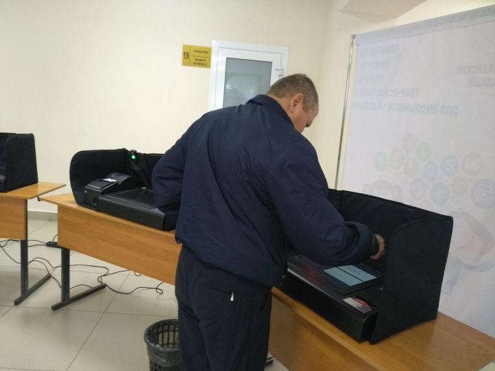 На избирательном участке №2590, расположенном в Тетюшской средней школе №1, проходит электронное голосование