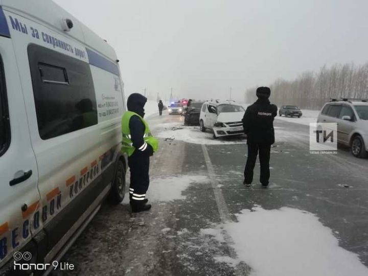 В  ДТП с тремя авто под Челнами в Татарстане погиб один из водителей