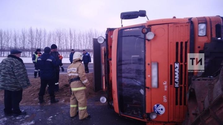 В Татарстане на трассе в РТ перевернулся груженный песком «КАМАЗ», пострадал водитель