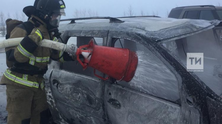 После ДТП на трассе в Татарстане, где пострадали два человека, загорелась отечественная легковушка