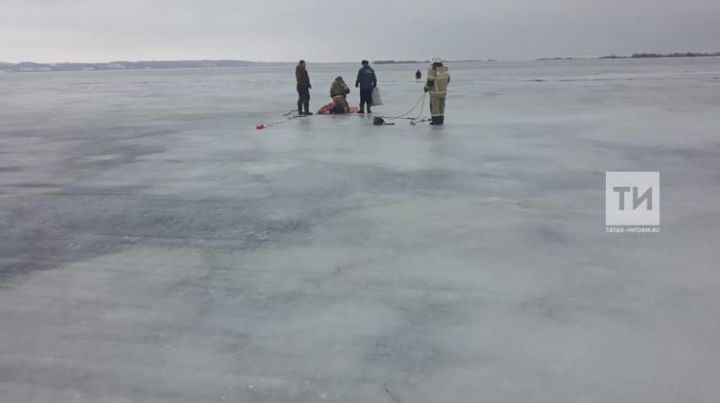 В Татарстане со льда Волги спасли рыбака, путь на берег которому отрезала вода