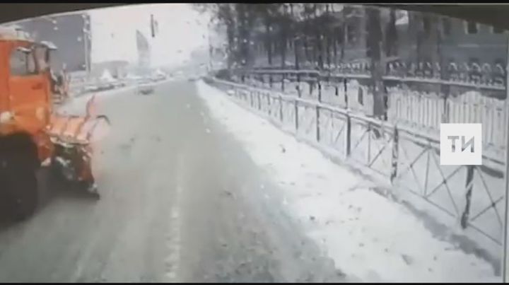 В столице республики снегоуборочный автомобиль протаранил автобус
