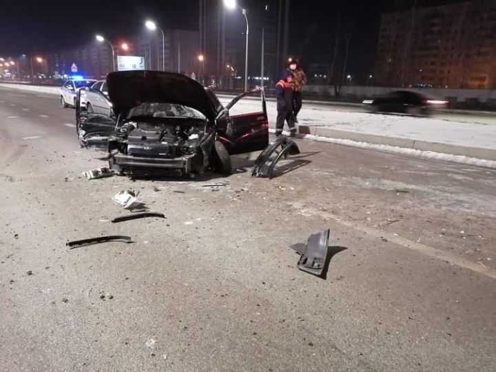 В Татарстане пьяный водитель без прав врезался в дорожный знак, пассажир пострадал