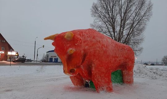 В Зеленодольске появился пятиметровый бык из снега