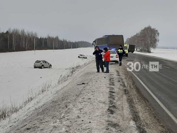 В Татарстане на трассе не смогли разъехаться автобус, фура и четыре легковых автомобиля
