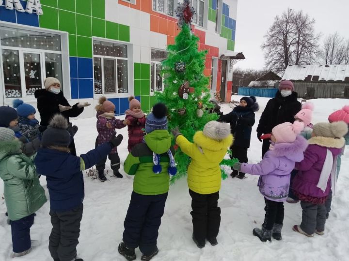  Воспитанники, педагоги, родители Детского сада «Березка» провели акцию «Берегите ёлочку».