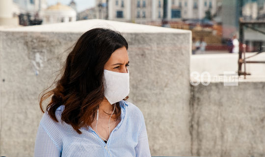 Специалисты рекомендуют россиянам не заменять медицинскую маску шарфом