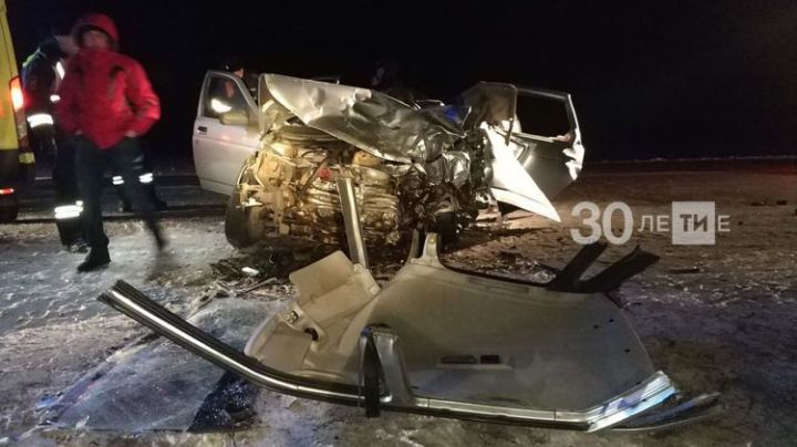 При лобовом столкновении двух легковушек на трассе в Татарстане пострадали шесть человек